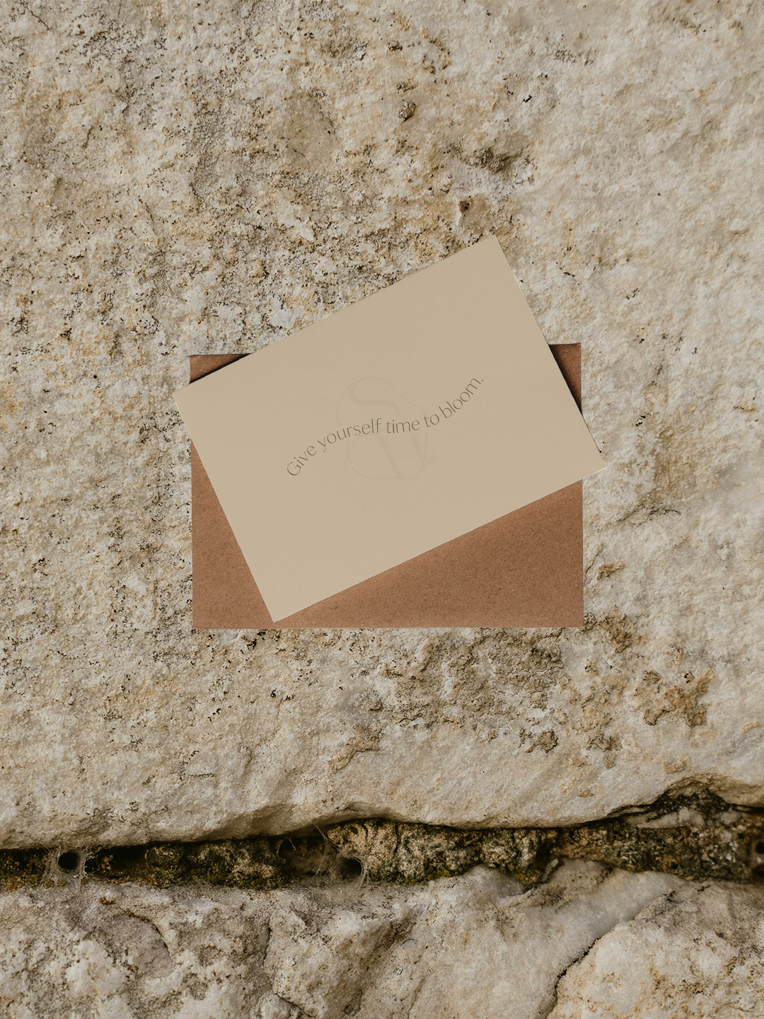 Karte und Umschlag in Beige und Braun auf Stein – Print Design für studio nãhele